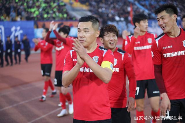 杨超声领取中超第二轮最佳奖杯：好像回到了17岁的夏天
